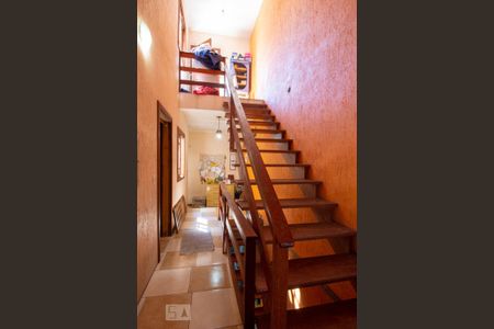 Casa à venda com 227m², 4 quartos e 1 vaga Casa à venda com 227m², 4 quartos e 1 vagaEscada