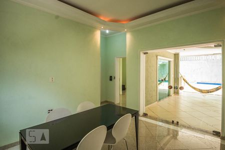 Casa à venda com 250m², 5 quartos e 2 vagas Casa à venda com 250m², 5 quartos e 2 vagasCopa