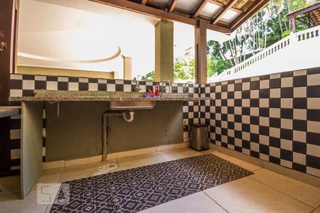 Casa à venda com 250m², 5 quartos e 2 vagas Casa à venda com 250m², 5 quartos e 2 vagasChurrasqueira