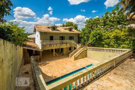 Casa à venda com 250m², 5 quartos e 2 vagas Casa à venda com 250m², 5 quartos e 2 vagasFachada