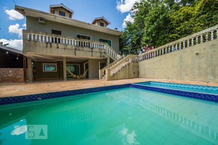 Casa à venda com 250m², 5 quartos e 2 vagas Casa à venda com 250m², 5 quartos e 2 vagasPiscina