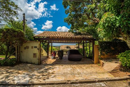 Casa à venda com 250m², 5 quartos e 2 vagas Casa à venda com 250m², 5 quartos e 2 vagasFachada