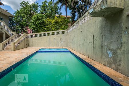 Casa à venda com 250m², 5 quartos e 2 vagas Casa à venda com 250m², 5 quartos e 2 vagasPiscina