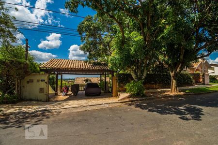 Casa à venda com 250m², 5 quartos e 2 vagas Casa à venda com 250m², 5 quartos e 2 vagasFachada