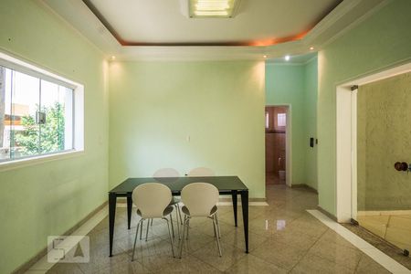Casa à venda com 250m², 5 quartos e 2 vagas Casa à venda com 250m², 5 quartos e 2 vagasCopa