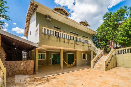 Casa à venda com 250m², 5 quartos e 2 vagas Casa à venda com 250m², 5 quartos e 2 vagasFachada