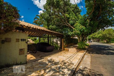 Casa à venda com 250m², 5 quartos e 2 vagas Casa à venda com 250m², 5 quartos e 2 vagasFachada