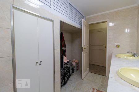 Apartamento à venda com 229m², 4 quartos e 2 vagas Apartamento à venda com 229m², 4 quartos e 2 vagasBanheiro das Suítes