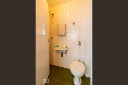 Apartamento à venda com 229m², 4 quartos e 2 vagas Apartamento à venda com 229m², 4 quartos e 2 vagasBanheiro de Serviço