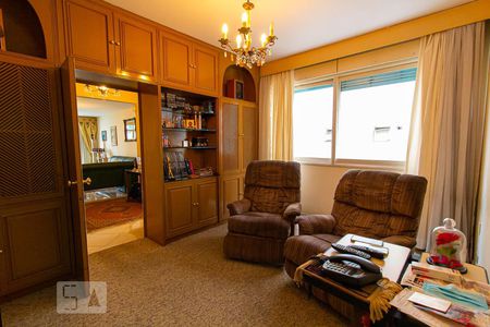 Apartamento à venda com 229m², 4 quartos e 2 vagas Apartamento à venda com 229m², 4 quartos e 2 vagasSala de TV