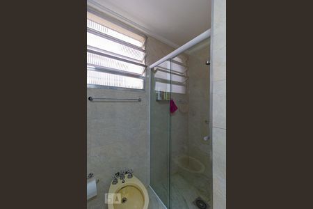 Apartamento à venda com 229m², 4 quartos e 2 vagas Apartamento à venda com 229m², 4 quartos e 2 vagasBanheiro das Suítes