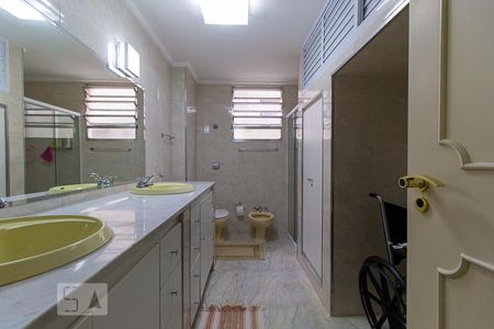 Apartamento à venda com 229m², 4 quartos e 2 vagas Apartamento à venda com 229m², 4 quartos e 2 vagasBanheiro das Suítes