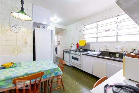 Apartamento à venda com 229m², 4 quartos e 2 vagas Apartamento à venda com 229m², 4 quartos e 2 vagasCozinha