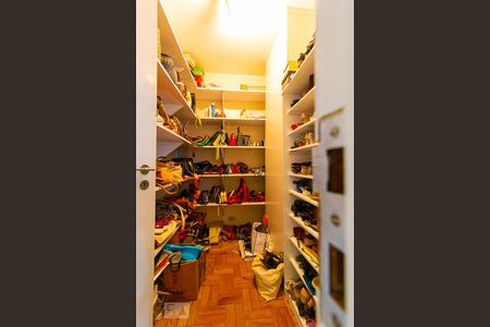 Apartamento à venda com 229m², 4 quartos e 2 vagas Apartamento à venda com 229m², 4 quartos e 2 vagasDespensa