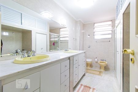 Apartamento à venda com 229m², 4 quartos e 2 vagas Apartamento à venda com 229m², 4 quartos e 2 vagasBanheiro das Suítes