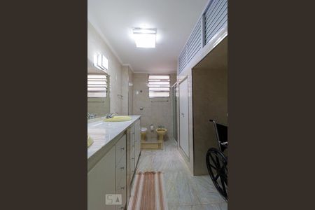 Apartamento à venda com 229m², 4 quartos e 2 vagas Apartamento à venda com 229m², 4 quartos e 2 vagasBanheiro das Suítes