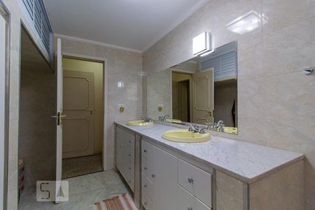 Apartamento à venda com 229m², 4 quartos e 2 vagas Apartamento à venda com 229m², 4 quartos e 2 vagasBanheiro das Suítes