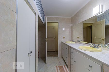 Apartamento à venda com 229m², 4 quartos e 2 vagas Apartamento à venda com 229m², 4 quartos e 2 vagasBanheiro das Suítes