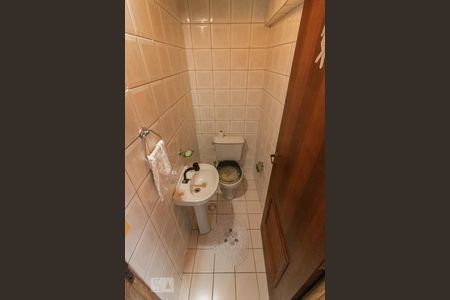 Casa à venda com 250m², 4 quartos e 2 vagas Casa à venda com 250m², 4 quartos e 2 vagasLavabo