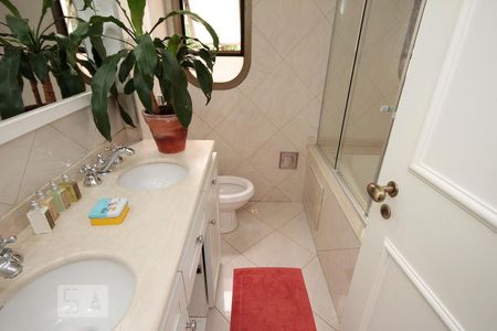 Apartamento à venda com 290m², 3 quartos e 2 vagasBanheiro da Suíte 1