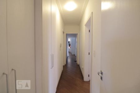 Apartamento à venda com 186m², 3 quartos e 3 vagasCorredor de acesso aos quartos 
