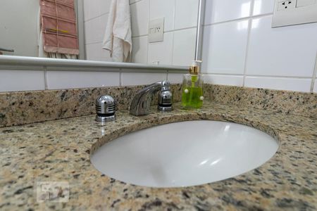 Apartamento à venda com 76m², 2 quartos e 2 vagasBanheiro da Suíte - Pia
