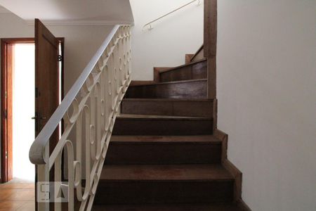 Escada para os quartos de casa para alugar com 3 quartos, 120m² em Vila Cruzeiro, São Paulo