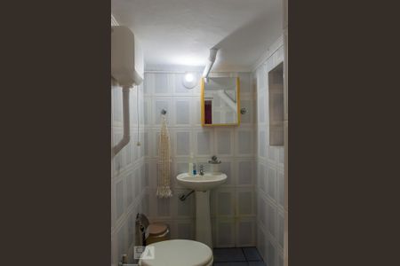 Casa à venda com 450m², 3 quartos e 3 vagas Casa à venda com 450m², 3 quartos e 3 vagasBanheiro de Serviço