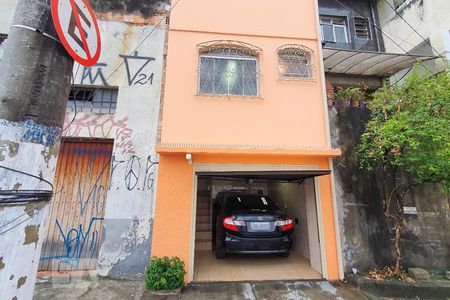 Casa à venda com 180m², 2 quartos e 2 vagas Casa à venda com 180m², 2 quartos e 2 vagasFachada