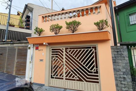 Casa à venda com 180m², 2 quartos e 2 vagas Casa à venda com 180m², 2 quartos e 2 vagasFachada