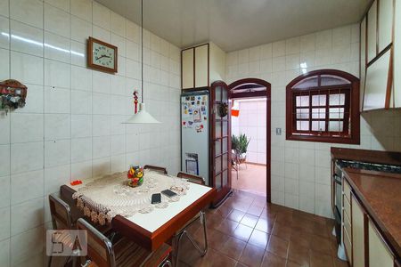 Casa à venda com 180m², 2 quartos e 2 vagas Casa à venda com 180m², 2 quartos e 2 vagasCozinha