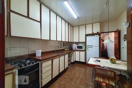 Casa à venda com 180m², 2 quartos e 2 vagas Casa à venda com 180m², 2 quartos e 2 vagasCozinha