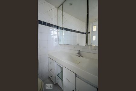 Apartamento à venda com 145m², 4 quartos e 2 vagas Apartamento à venda com 145m², 4 quartos e 2 vagasBanheiro da Suíte