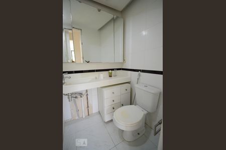 Apartamento à venda com 145m², 4 quartos e 2 vagas Apartamento à venda com 145m², 4 quartos e 2 vagasBanheiro Social