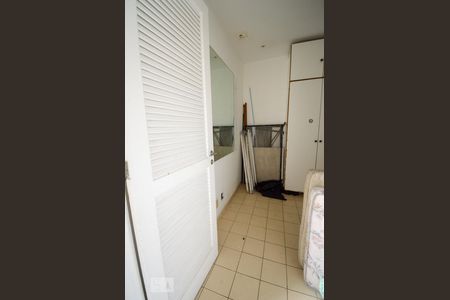 Apartamento à venda com 145m², 4 quartos e 2 vagas Apartamento à venda com 145m², 4 quartos e 2 vagasQuarto e Banheiro de Serviço