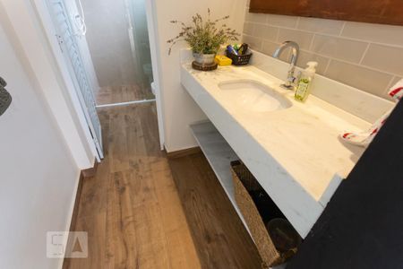 Casa de condomínio à venda com 345m², 3 quartos e 3 vagas Casa de condomínio à venda com 345m², 3 quartos e 3 vagasBanheiro da Piscina