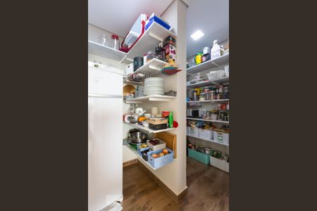 Casa de condomínio à venda com 345m², 3 quartos e 3 vagas Casa de condomínio à venda com 345m², 3 quartos e 3 vagasDispensa da Cozinha