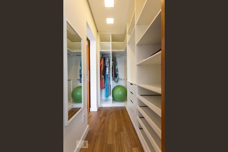 Casa de condomínio à venda com 345m², 3 quartos e 3 vagas Casa de condomínio à venda com 345m², 3 quartos e 3 vagasCloset da Suíte 2