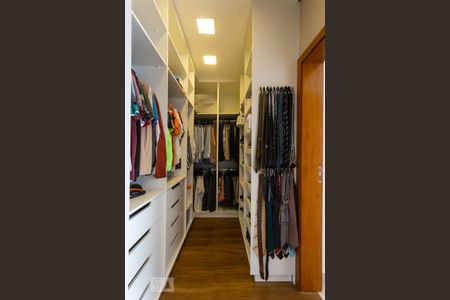 Casa de condomínio à venda com 345m², 3 quartos e 3 vagas Casa de condomínio à venda com 345m², 3 quartos e 3 vagasCloset da Suíte 3