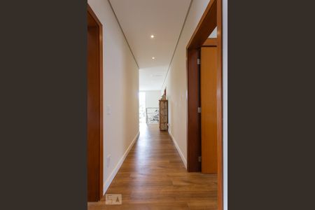 Casa de condomínio à venda com 345m², 3 quartos e 3 vagas Casa de condomínio à venda com 345m², 3 quartos e 3 vagasCorredor dos Quartos