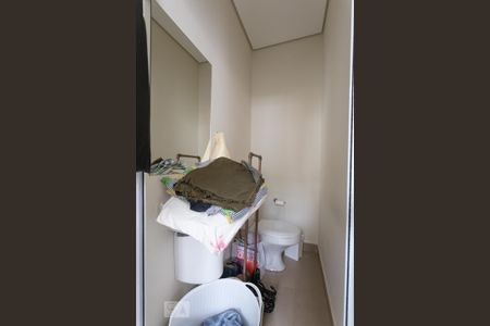 Casa de condomínio à venda com 345m², 3 quartos e 3 vagas Casa de condomínio à venda com 345m², 3 quartos e 3 vagasBanheiro de Serviço