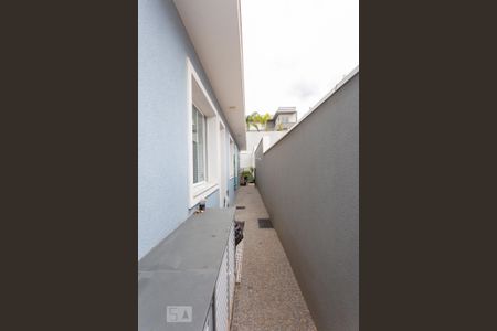 Casa de condomínio à venda com 345m², 3 quartos e 3 vagas Casa de condomínio à venda com 345m², 3 quartos e 3 vagasCorredor externo