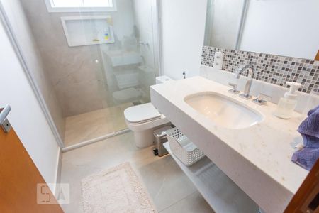 Casa de condomínio à venda com 345m², 3 quartos e 3 vagas Casa de condomínio à venda com 345m², 3 quartos e 3 vagasBanheiro da Suíte 1