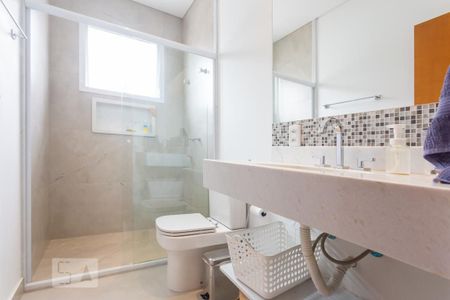 Casa de condomínio à venda com 345m², 3 quartos e 3 vagas Casa de condomínio à venda com 345m², 3 quartos e 3 vagasBanheiro da Suíte 1