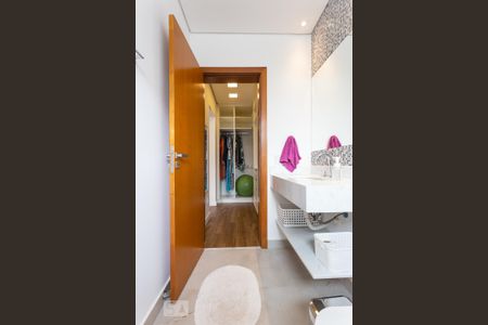 Casa de condomínio à venda com 345m², 3 quartos e 3 vagas Casa de condomínio à venda com 345m², 3 quartos e 3 vagasBanheiro da Suíte 2