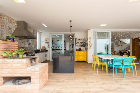 Casa de condomínio à venda com 345m², 3 quartos e 3 vagas Casa de condomínio à venda com 345m², 3 quartos e 3 vagasVaranda da Sala