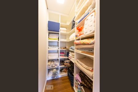 Casa de condomínio à venda com 345m², 3 quartos e 3 vagas Casa de condomínio à venda com 345m², 3 quartos e 3 vagasArmário do Corredor