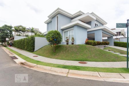 Casa de condomínio à venda com 345m², 3 quartos e 3 vagas Casa de condomínio à venda com 345m², 3 quartos e 3 vagasFachada