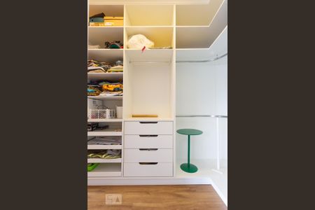 Casa de condomínio à venda com 345m², 3 quartos e 3 vagas Casa de condomínio à venda com 345m², 3 quartos e 3 vagasCloset da suíte 1