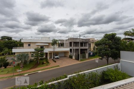 Casa de condomínio à venda com 345m², 3 quartos e 3 vagas Casa de condomínio à venda com 345m², 3 quartos e 3 vagasVista da Varanda da Suíte 1